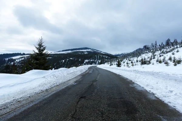 Estrada vazia nas montanhas — Fotografia de Stock