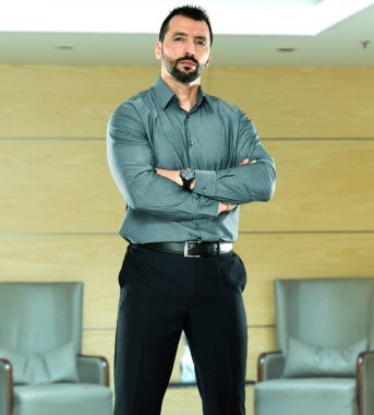 Kendine güvenen sakallı iş adamı