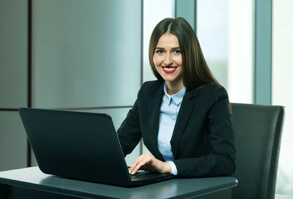 Empresária trabalhando em seu escritório — Fotografia de Stock