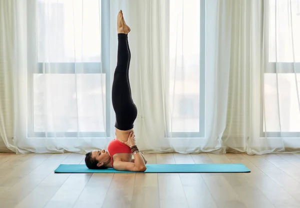 Yoga trainer in asana — Stockfoto