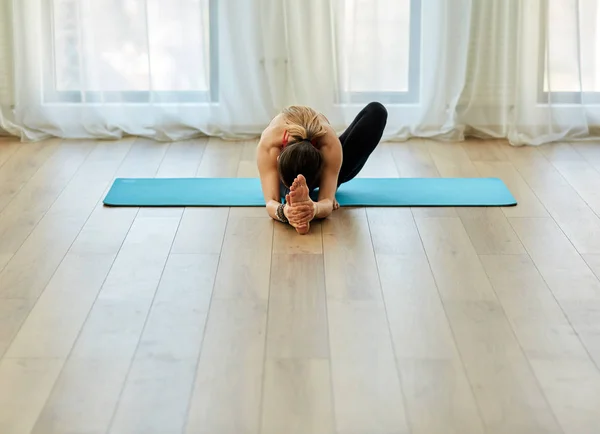 Yoga trainer in asana — Stock Fotó