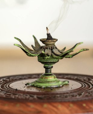 Tütsü bulanık arka plan üzerinde yanan