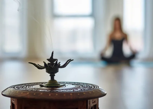 Yoga-Praktizierende im unscharfen Hintergrund — Stockfoto