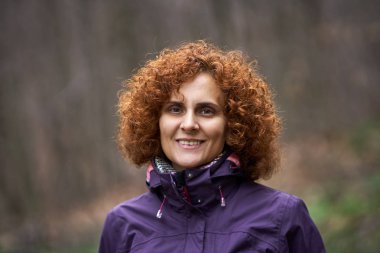 Kırsal kesimde kıvırcık saçlı