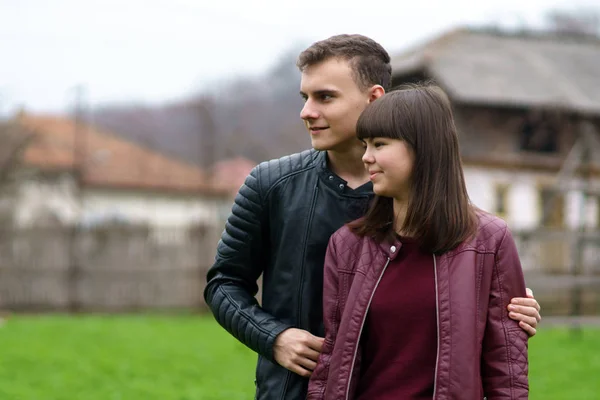 Couple d'adolescents en plein air — Photo