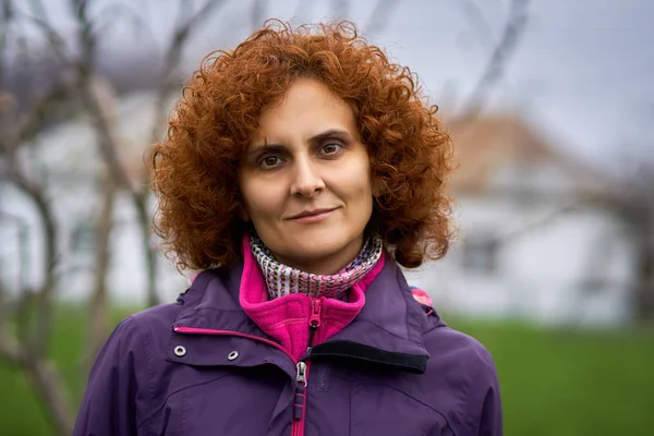 Curly redhead in the countryside — Stock Photo, Image