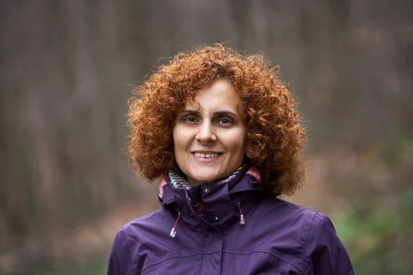 Curly redhead in the countryside — Stock Photo, Image