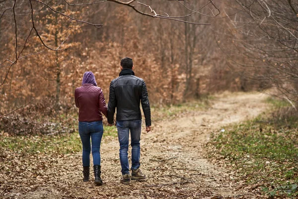 Couple d'adolescents en plein air — Photo