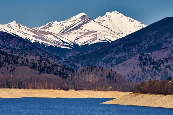 Φράγμα στη λίμνη και τα βουνά — Φωτογραφία Αρχείου