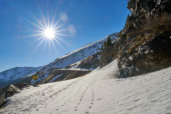 Горная тропа в снегу — стоковое фото