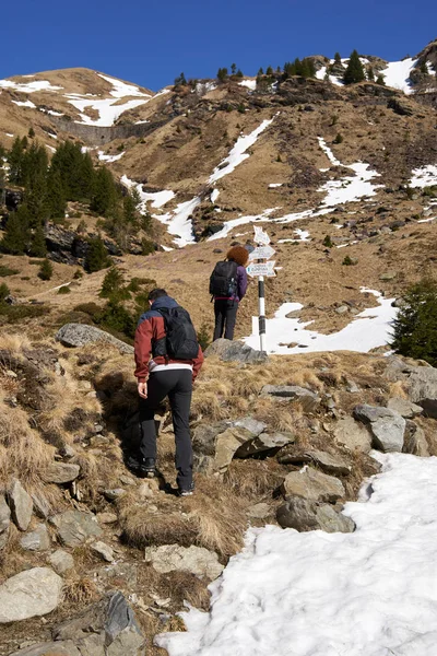 Family of hikers in mountains — Stock Photo, Image