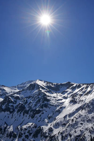 Montañas cubiertas de nieve — Foto de Stock