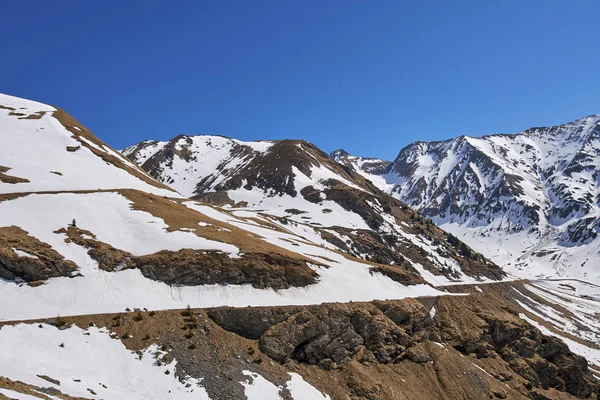 Montañas cubiertas de nieve — Foto de Stock