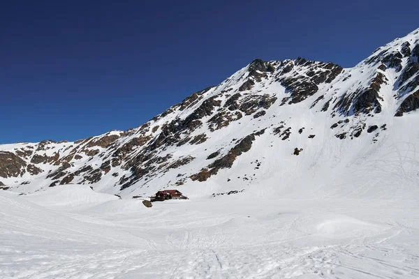 Mountains under blue sky — Stock Photo, Image