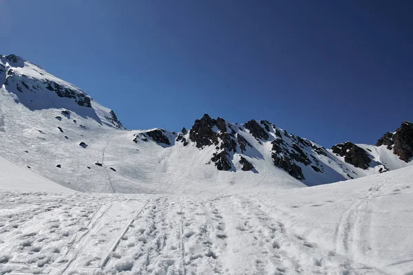 Rocky mountains under snow — Stock Photo, Image