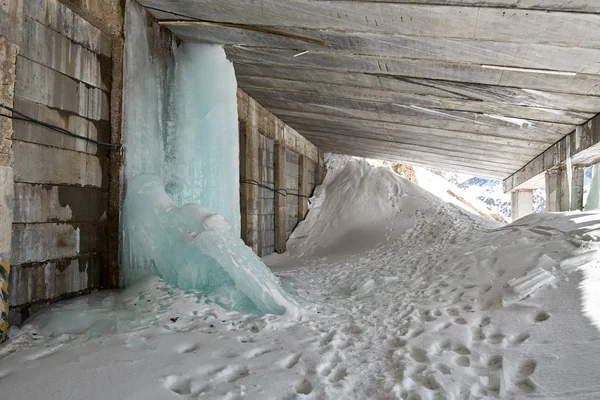 Bergweg in de sneeuw — Stockfoto