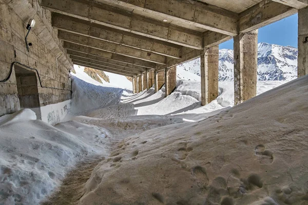 Estrada da montanha na neve — Fotografia de Stock