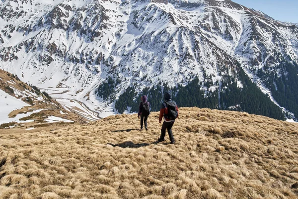 Familie van wandelaars op een berg — Stockfoto