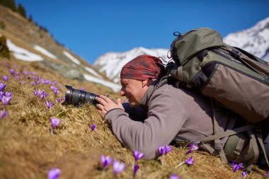 Uzun yürüyüşe çıkan kimse ile fotoğraf makinesi fotoğraf çekmek