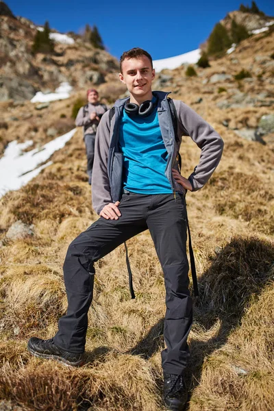 Père et fils dans les montagnes — Photo