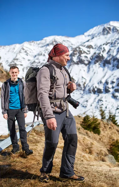 Vater und Sohn in die Berge — Stockfoto