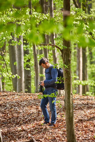 Turist med ryggsäck i skogen — Stockfoto
