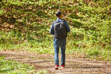 ormandaki sırt çantası ile turizm