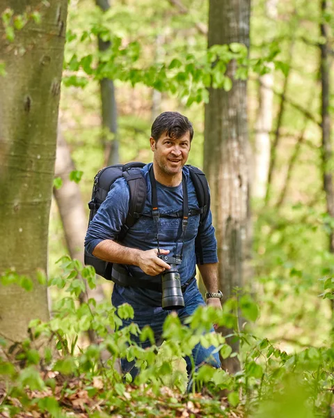 Turista com mochila na floresta — Fotografia de Stock