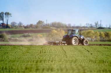 arazi üzücü traktör