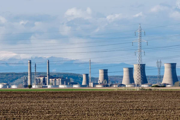 Instalação industrial vista através da onda de calor — Fotografia de Stock