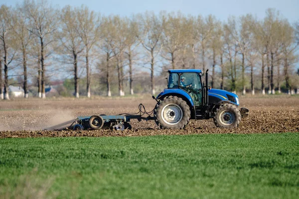 Traktor mengeruk tanah — Stok Foto