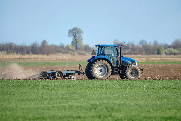 Tractor harrowing the land — Stock Photo, Image