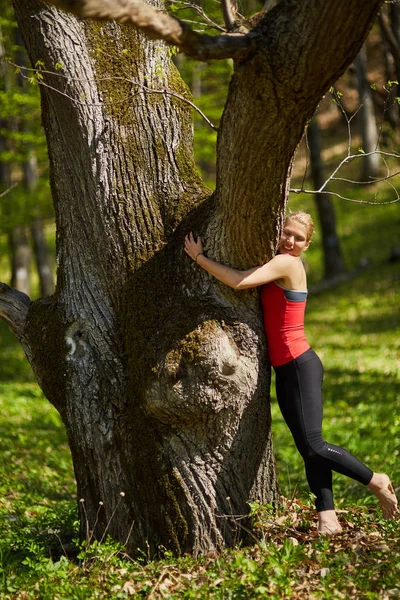 Giovane donna che fa esercizi di yoga — Foto Stock