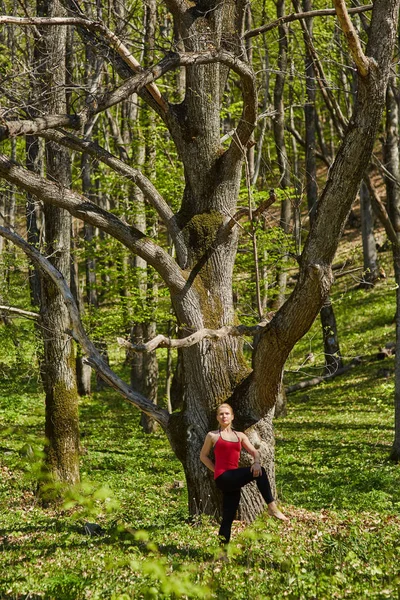 Mladá žena dělá jóga cvičení — Stock fotografie