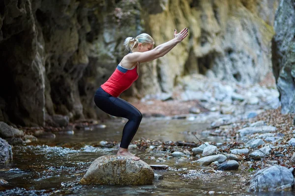 Giovane donna che fa yoga — Foto Stock