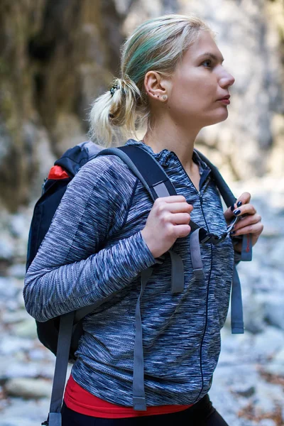 Woman hiker with backpack — Stock Photo, Image