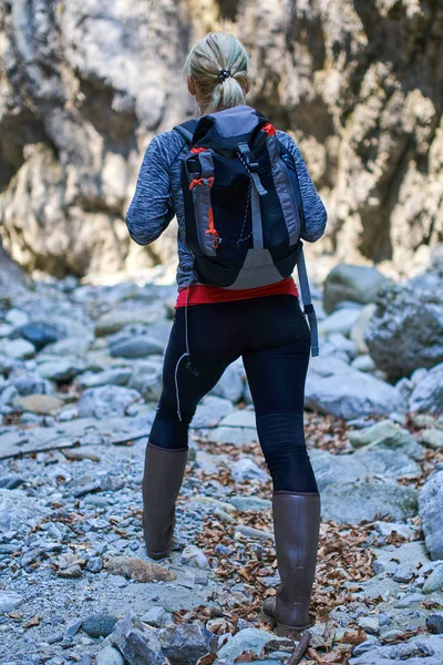 Mujer excursionista con mochila —  Fotos de Stock