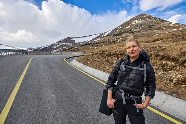 Mujer excursionista con mochila — Foto de Stock