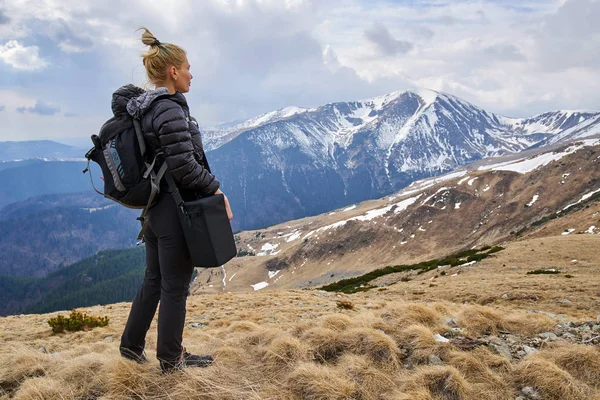 Kvinna vandrare med ryggsäck — Stockfoto
