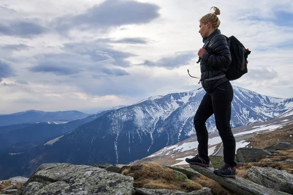 Escursionista donna con zaino — Foto Stock