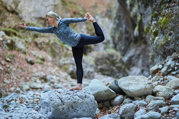 Junge Frau macht Yoga — Stockfoto