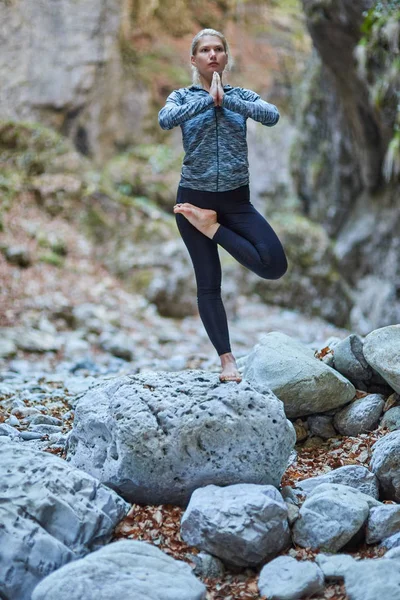 Mladá žena dělá jógu — Stock fotografie