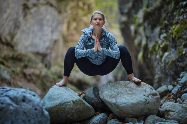 Giovane donna che fa yoga — Foto Stock