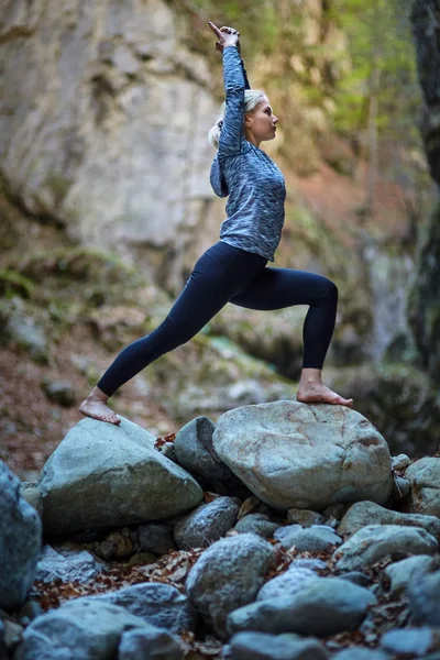 Mladá žena dělá jógu — Stock fotografie