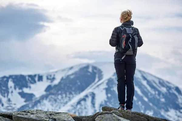 Caminhante mulher com mochila — Fotografia de Stock