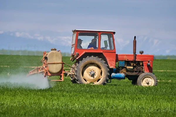 Ciągnik spryskiwanie pestycydami — Zdjęcie stockowe