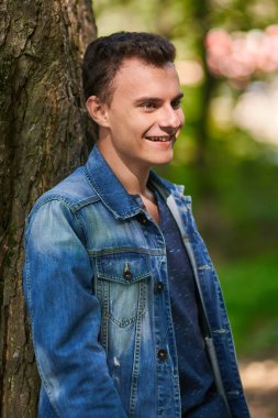 Genç çocuk ormanda ayakta 