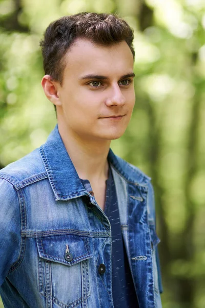 Adolescent garçon debout dans forêt — Photo