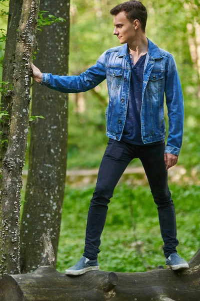 Adolescent garçon dans parc — Photo