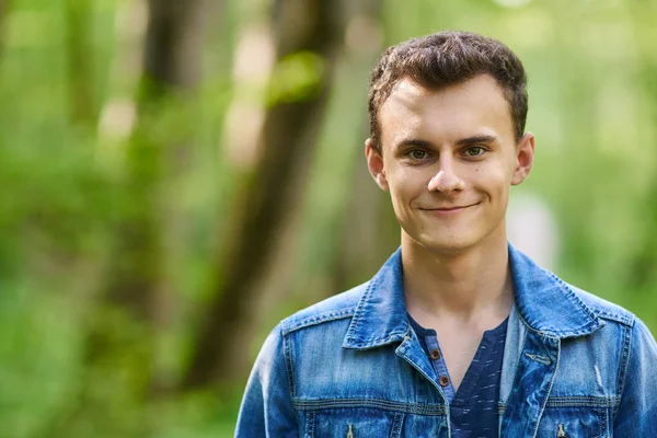 Ragazzo adolescente in piedi nella foresta — Foto Stock